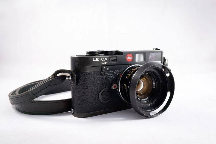 Image of a Leica M6 with a Summilux 35mm/1.4